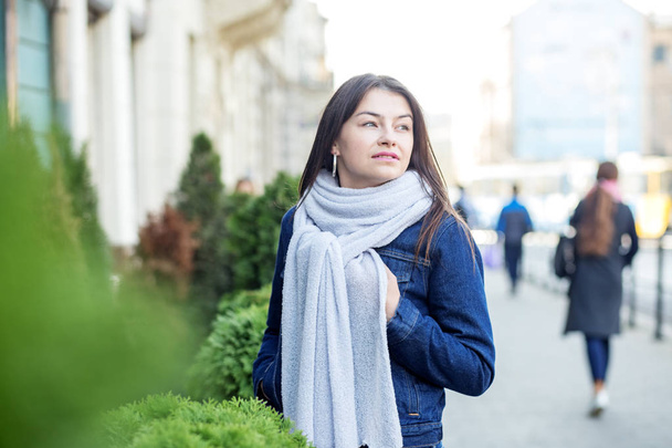 Chica joven con chaqueta y bufanda. Concepto de estilo de vida, moda, urbano
 - Foto, Imagen