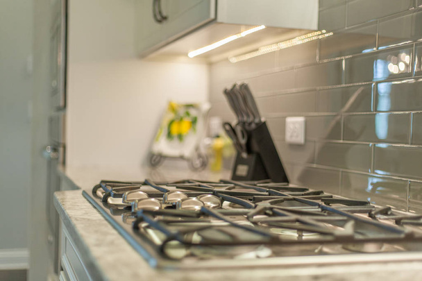 Güzel paslanmaz çelik mutfak soba derinliğini alan odak topuzlar ve pişirme plakaları - Fotoğraf, Görsel