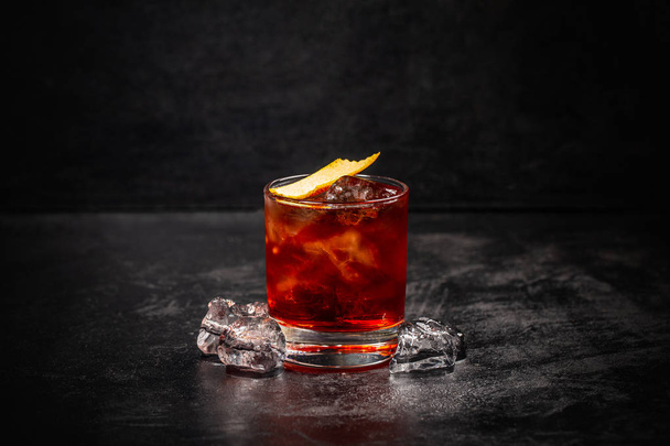 Glass of Negroni cocktail - Valokuva, kuva