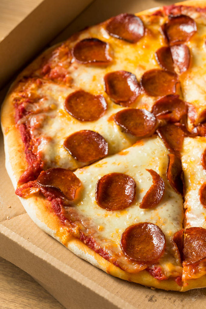 Sacar la pizza en una caja
 - Foto, Imagen