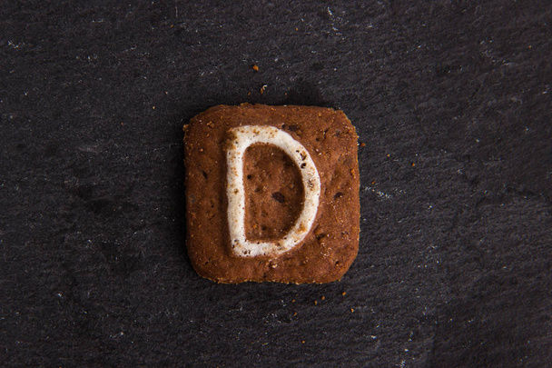 lettere cookie su sfondo di pietra nera
 - Foto, immagini