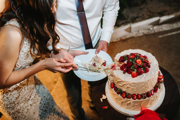 γαμήλια τούρτα στο γάμο των νεόνυμφων - Φωτογραφία, εικόνα
