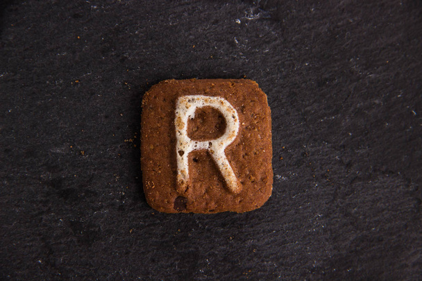 letras de biscoito no fundo de pedra preta
 - Foto, Imagem
