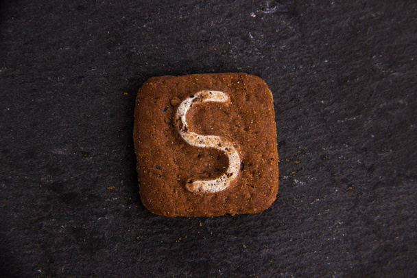 το cookie γράμματα σε μαύρο φόντο πέτρα - Φωτογραφία, εικόνα