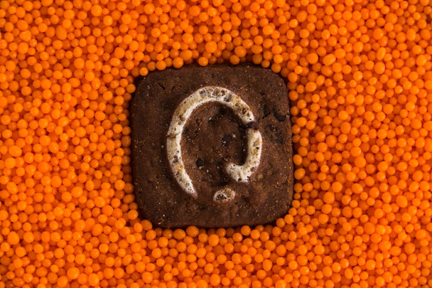 biscotti con lettere sullo sfondo di palle dolci arancioni
 - Foto, immagini