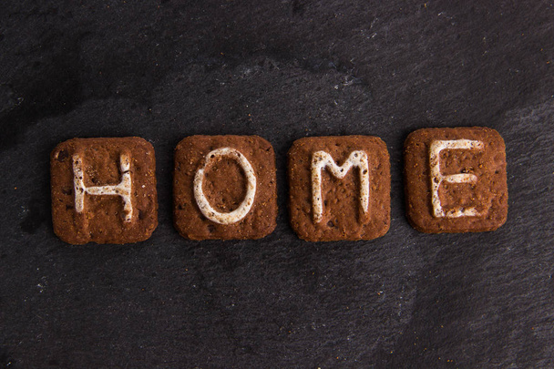 Slovo domů rozloženy s písmeny soubory cookie - Fotografie, Obrázek