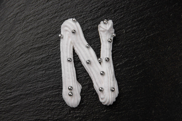 Schlagsahne Buchstaben mit Silberperlen verziert - Foto, Bild