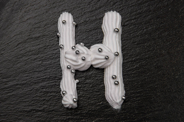 Whipped crème brieven versierd met zilveren parels - Foto, afbeelding