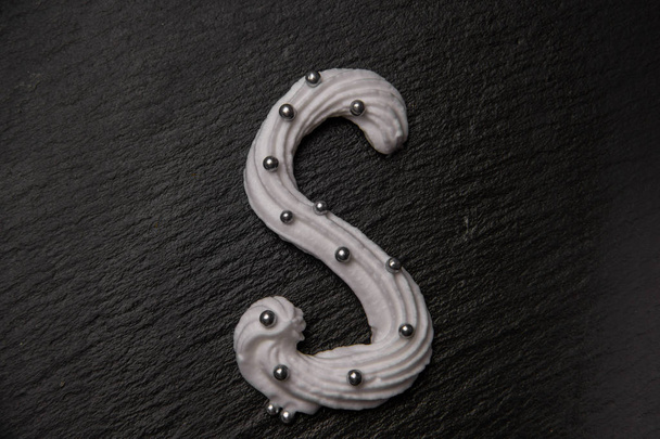 Збиті кремові літери, прикрашені срібним бісером
 - Фото, зображення