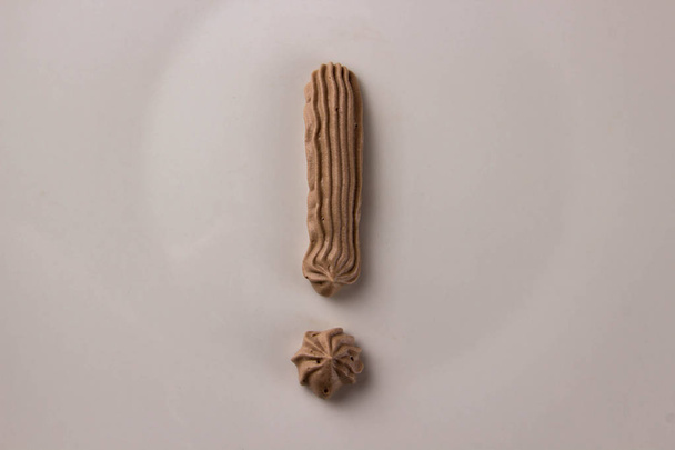 Makea suklaa kirjain B piirretty kermavaahtoa valkoisella lautasella
 - Valokuva, kuva