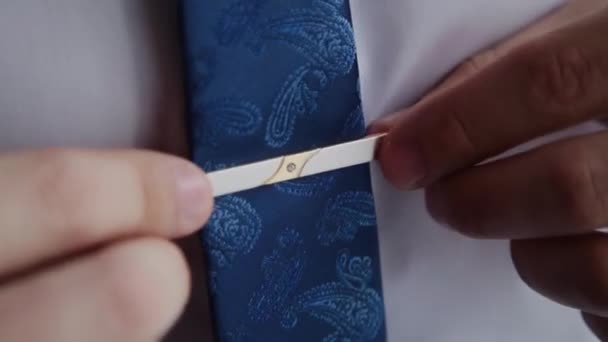 Erkek koyar bir kravat fastener üzerinde yakın çekim. - Video, Çekim