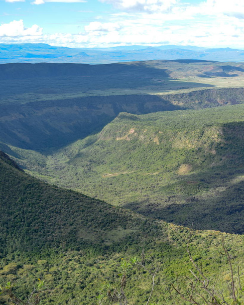 Сценічний вулканічний кратер проти неба, гора Сусва, Кенія. - Фото, зображення