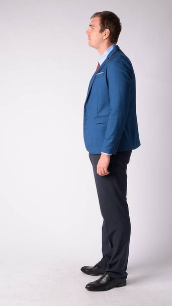 Corpo inteiro tiro vista perfil de homem de negócios vestindo terno
 - Foto, Imagem