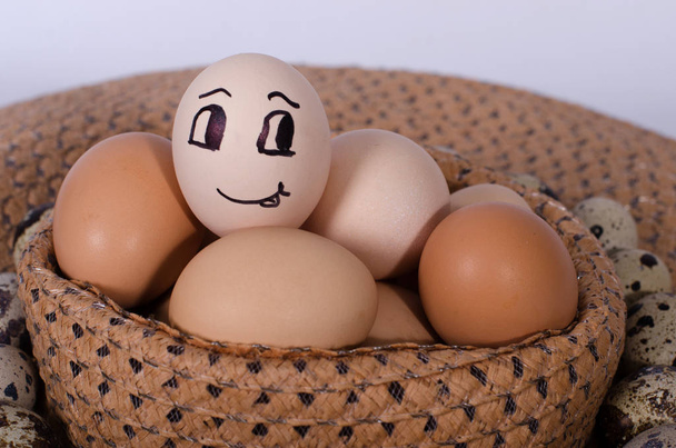 Los huevos son diferentes, blanco, de color, pollo moteado, huevos moteados, codorniz, diferentes colores, como alimento, como el nacimiento de una nueva vida, como un producto valioso, como alimento
 - Foto, Imagen