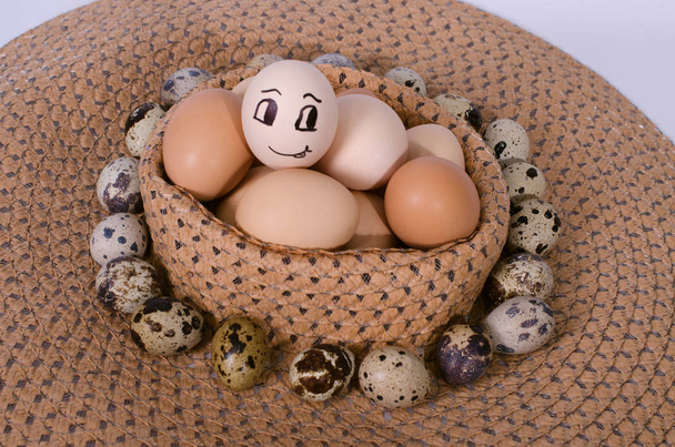 Яйца разные, белые, цветные, с крапинами курицы, с крапинами Яйца, перепелов, различных цветов, как пища, как рождение новой жизни, как ценный продукт, как пища
 - Фото, изображение