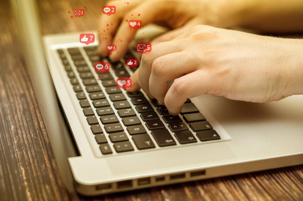 Adam siyah tuşları, sosyal medya ve sosyal ağ ile laptop kullanıyor. Pazarlama kavramı - Fotoğraf, Görsel