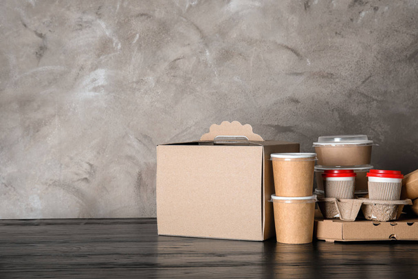 Various takeout containers on table, space for text. Food delivery service - Zdjęcie, obraz