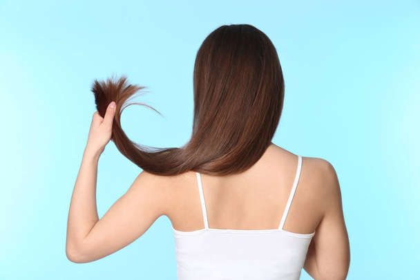 Woman with long brown hair on color background - Foto, Bild