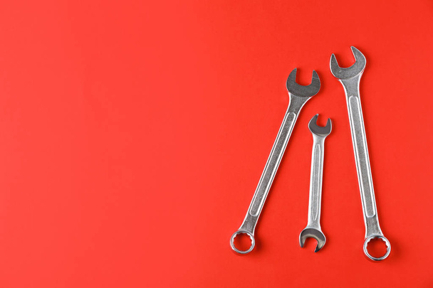 New wrenches on color background, top view with space for text. Plumber tools - Fotoğraf, Görsel