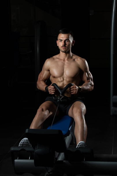 Muscular Man Doing Heavy Weight Exercise For Back - Foto, Imagen
