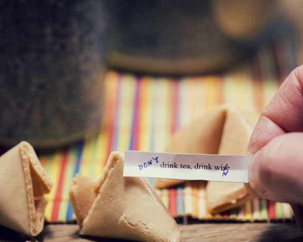 valaki manipulálni a fortune cookie egy üzenetet - Fotó, kép