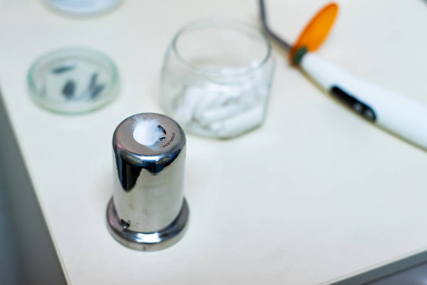 стоматологическая марля и инструмент в кабинете стоматолога
 - Фото, изображение