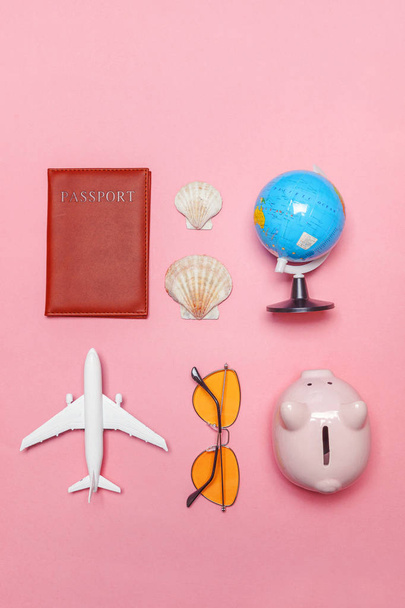 Minimális egyszerű lapos laikus utazik kaland utazás fogalom pasztell rózsaszín trendi modern háttér - Fotó, kép