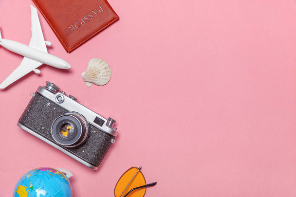 minimale einfache flache Reiseabenteuerreise-Konzept auf rosa Pastell trendigen modernen Hintergrund - Foto, Bild