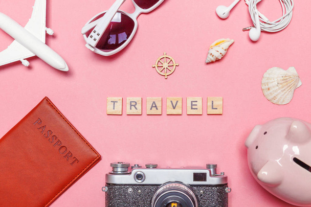 Minimaalinen yksinkertainen tasainen lay matka seikkailu matka konsepti vaaleanpunainen pastelli trendikäs moderni tausta
 - Valokuva, kuva