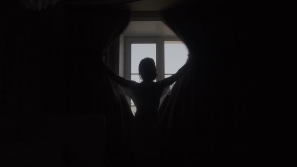 Jeune femme d'affaires dévoile rideau et regarder par la fenêtre
. - Séquence, vidéo