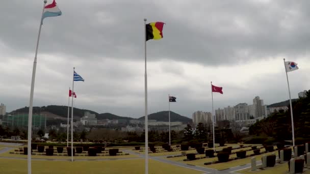 der un Memorial Friedhof in Korea ehrt un Soldaten aus 16 Ländern und un Helfer aus fünf Ländern, die im Koreakrieg von 1950-1953 gefallen sind - Filmmaterial, Video