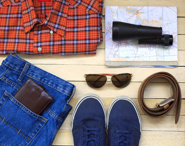 Mannen casual outfits met man kleding, reizen voorbereidingen en toebehoren - Foto, afbeelding