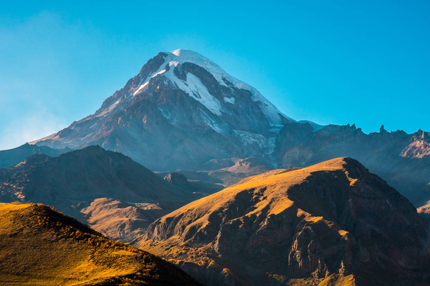 Góry Kazbek (Mkinvartsveri) w słoneczny dzień. Kaukaz - Zdjęcie, obraz