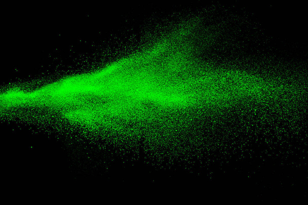 Nuage d'explosion de poudre de couleur verte sur fond noir. éclaboussure de poussière verte sur fond sombre
. - Photo, image