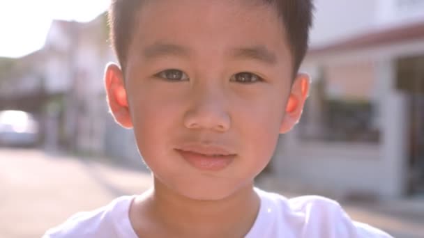chiudere fino faccia di asiatico bambini dente sorridente faccia
  - Filmati, video