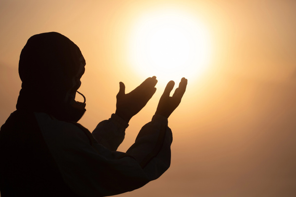 Silhouette junger menschlicher Hände öffnet Handfläche für Anbetung und Gebet - Foto, Bild