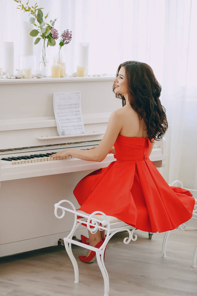 lady with piano - Foto, Imagen