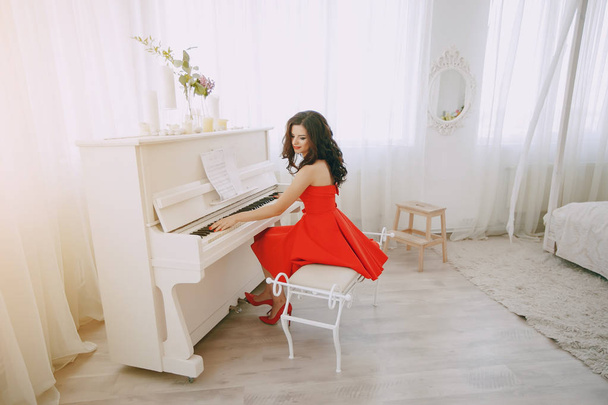 lady with piano - Фото, изображение