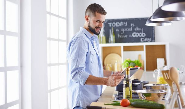 Uśmiechnięty i pewny siebie kucharz stojący w dużej kuchni - Zdjęcie, obraz