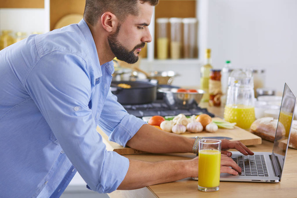 un hombre de negocios desayunos con portátil y jugo
 - Foto, Imagen