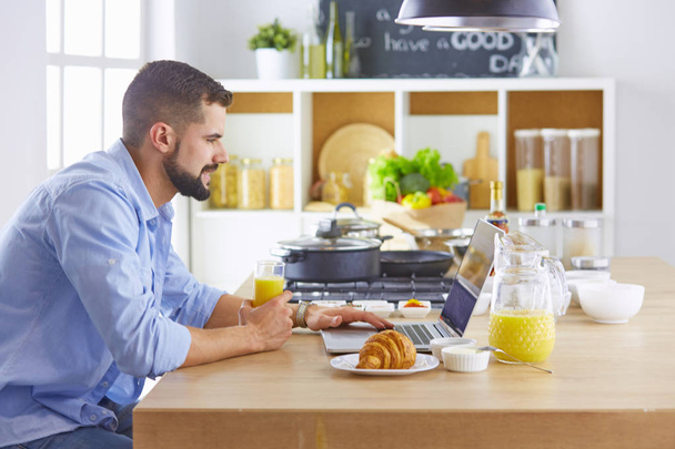 um homem de negócios pequeno-almoço com notebook e suco
 - Foto, Imagem