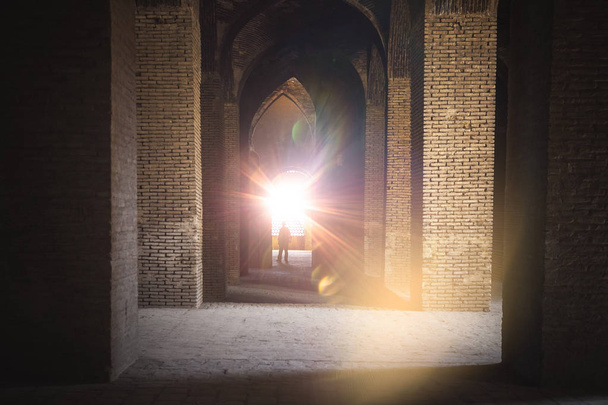 Linsenverzerrungen, Lichteffekte mit Moschee. Sightseeing in ira - Foto, Bild