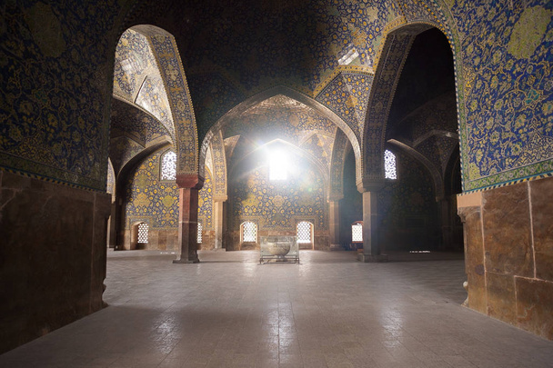 Distorsioni della lente, effetti di luce con Moschea. Visita turistica a Ira
 - Foto, immagini