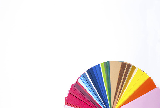 Guida colori con tavolozza di campioni di carta, catalogo per carta. Carta colorata su sfondo bianco
. - Foto, immagini