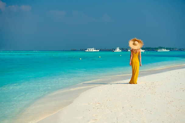Woman in dress walking on tropical beach - Φωτογραφία, εικόνα