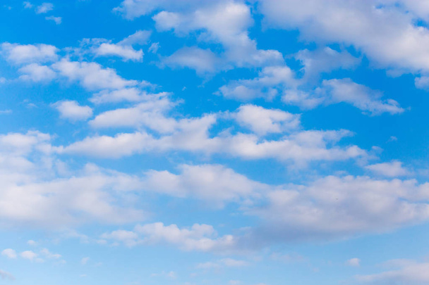 schöne Wolken am blauen Himmel - Foto, Bild