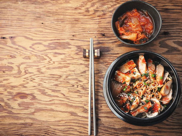 Armee-Eintopf mit Nudelhintergrund mit Text Raum koreanisches Essen - Foto, Bild