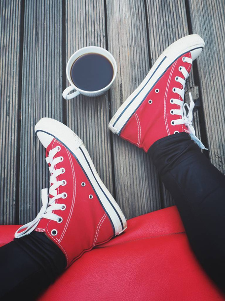Selfie の赤のスニーカーとコーヒー カップのライフ スタイルがカッコイイ - 写真・画像