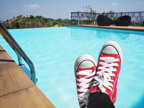 Selfie punainen lenkkarit uima-altaallaselämäntapa niin cool
 - Valokuva, kuva