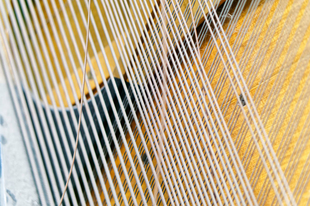 Cordas dentro do mecanismo do velho piano. Tecnologia de som
. - Foto, Imagem